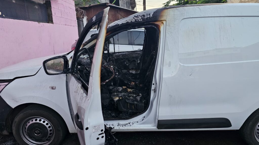 voiture brulee combani