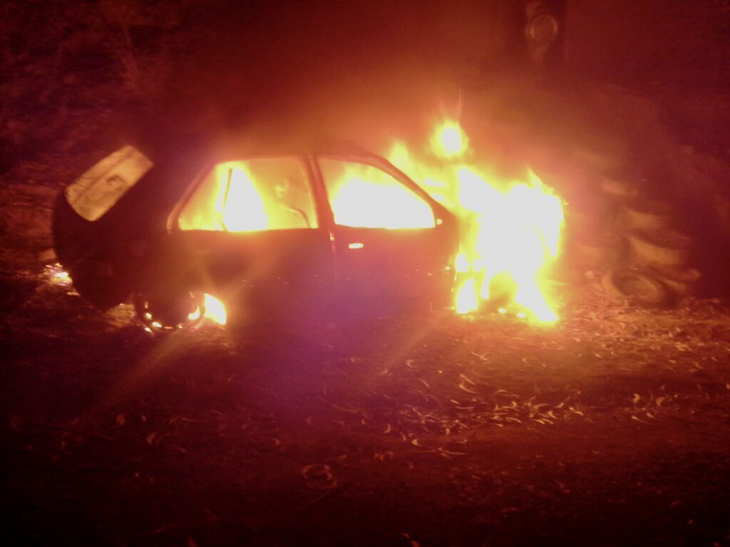 voiture en feu incendiee