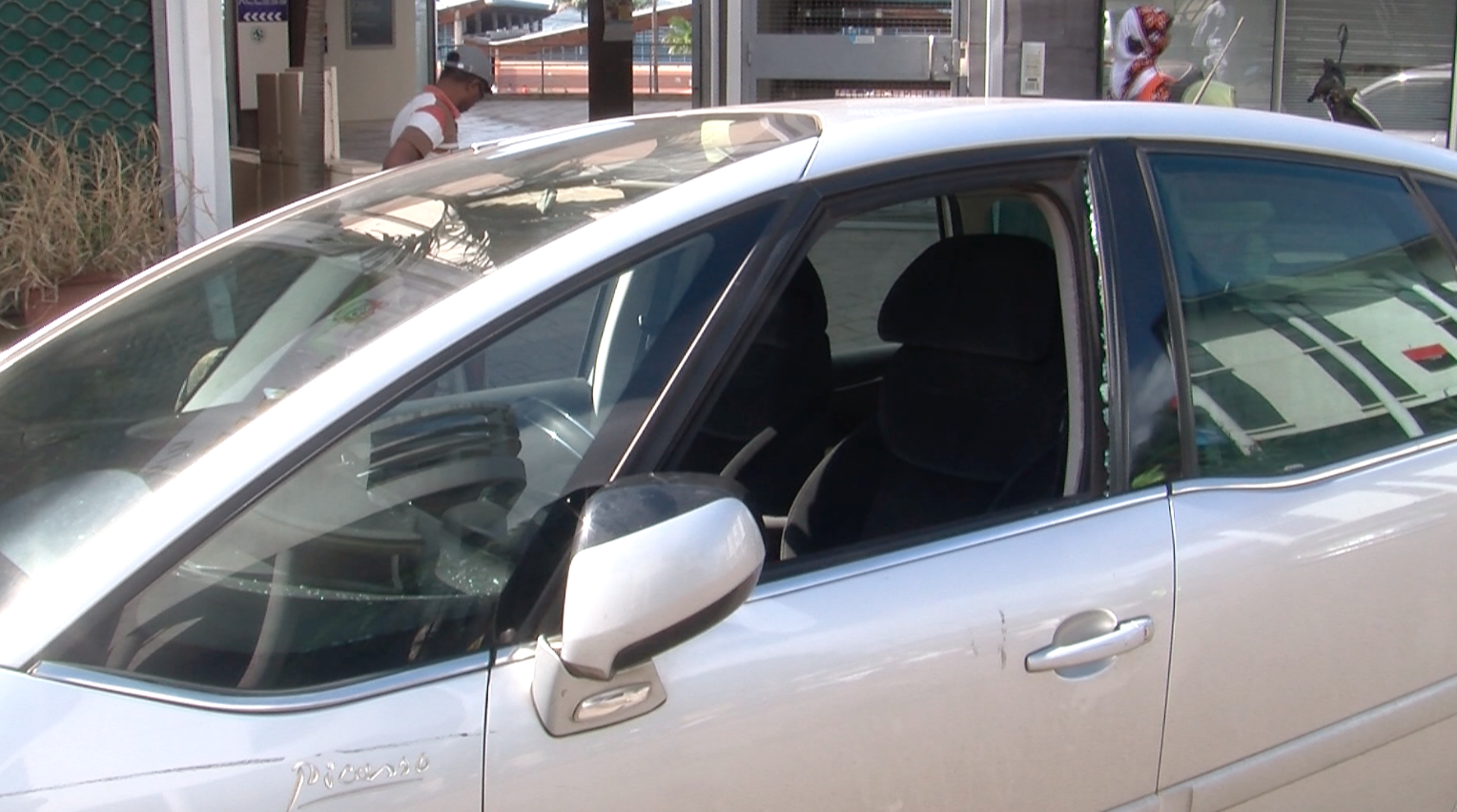 Sa voiture caillassée, il témoigne (vidéo)