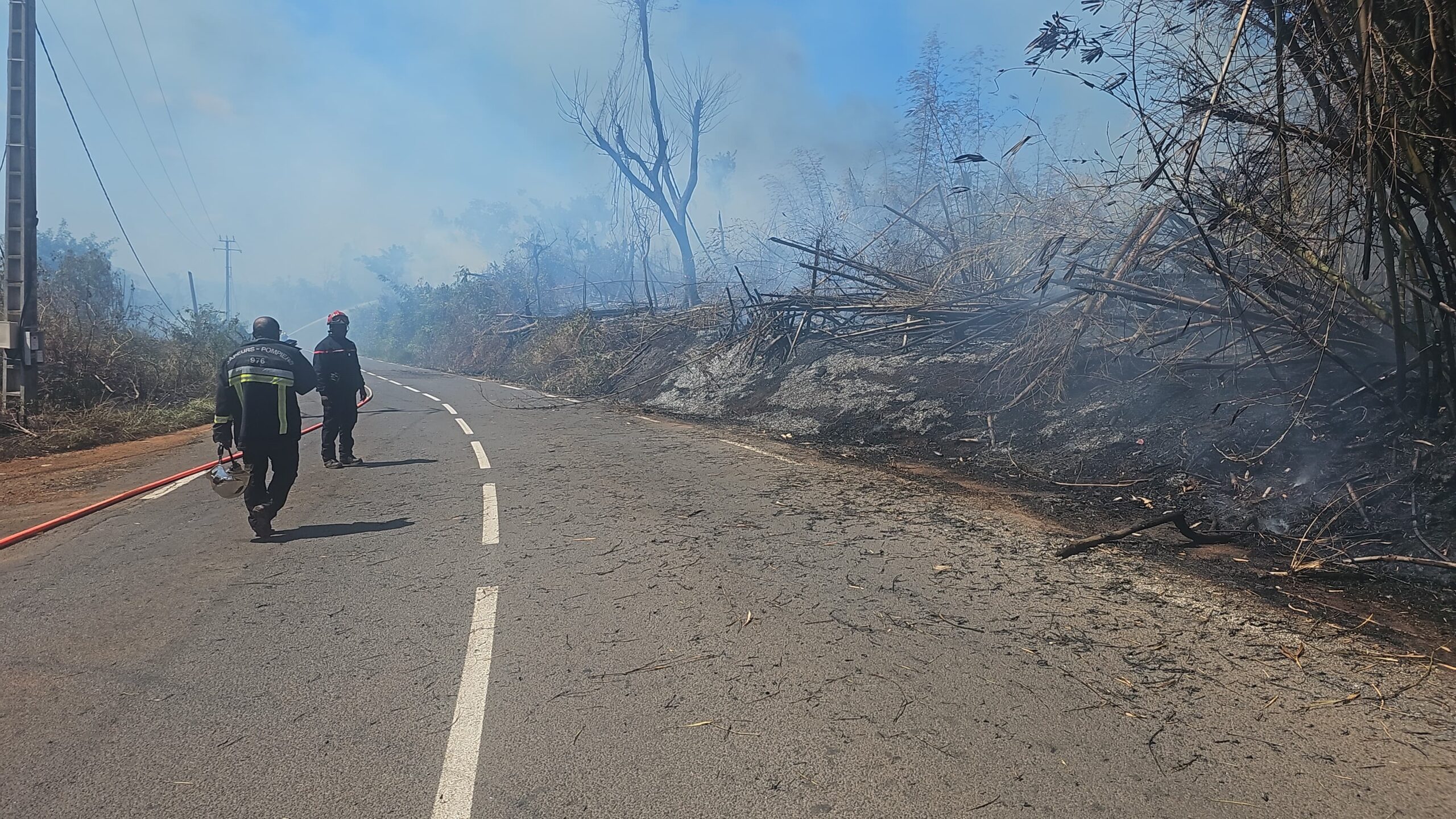 Incendie à Ironi-Bé : la RN2 coupée dans les deux sens