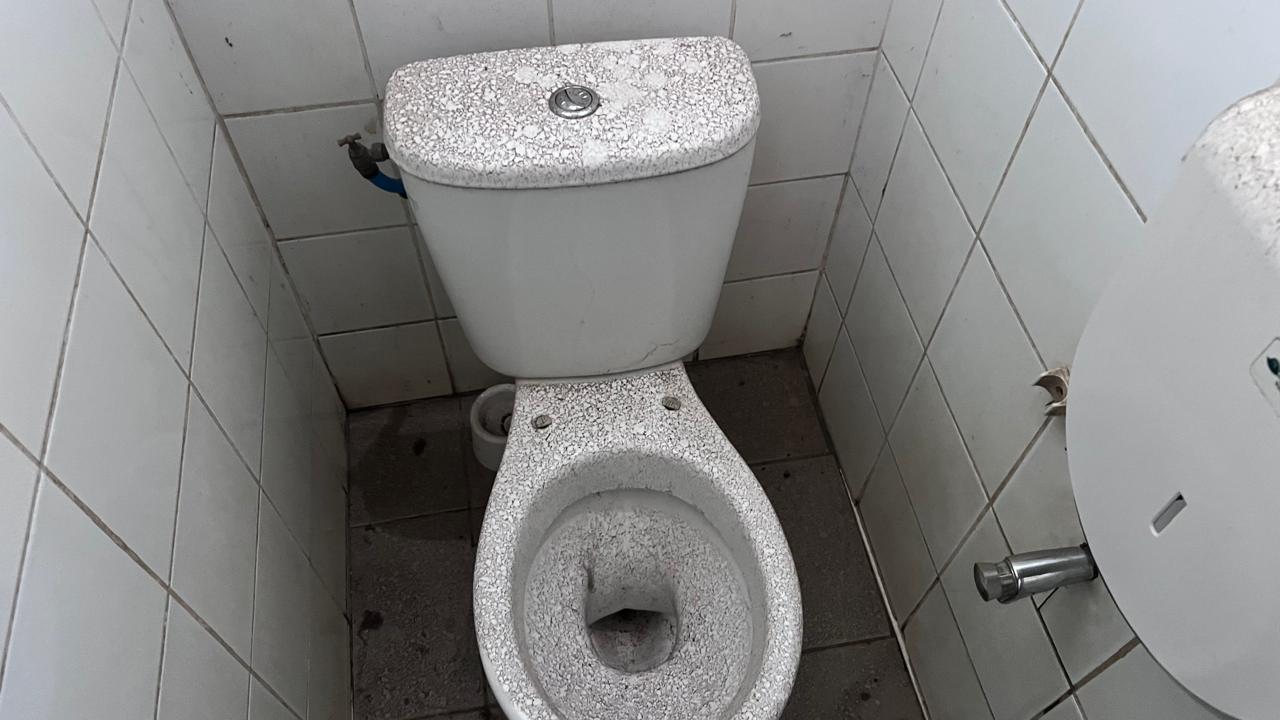Toilettes hors service scandale persistant