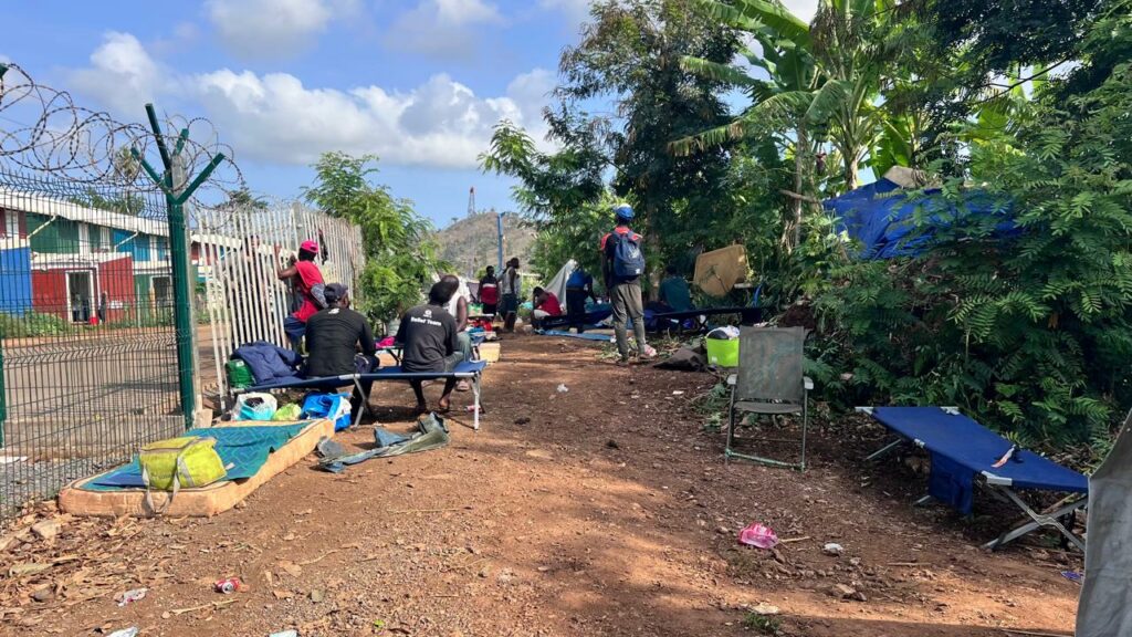 Des centaines de migrants africains à la recherche d'un endroit où dormir (vidéo) 1 IMG 20251023 WA0007