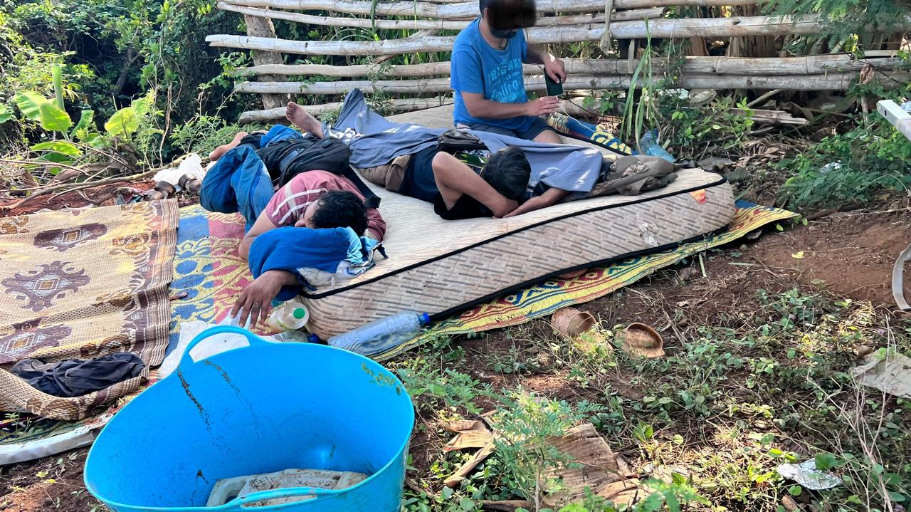 Des centaines de migrants africains à la recherche d’un endroit où dormir (vidéo)