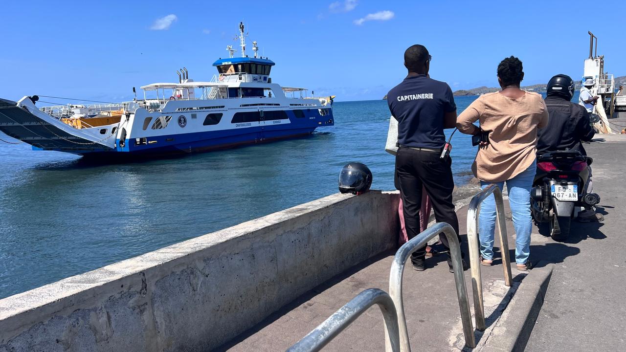 La Chatouilleuse échouée à marée basse près du Quai Colas à Mamoudzou