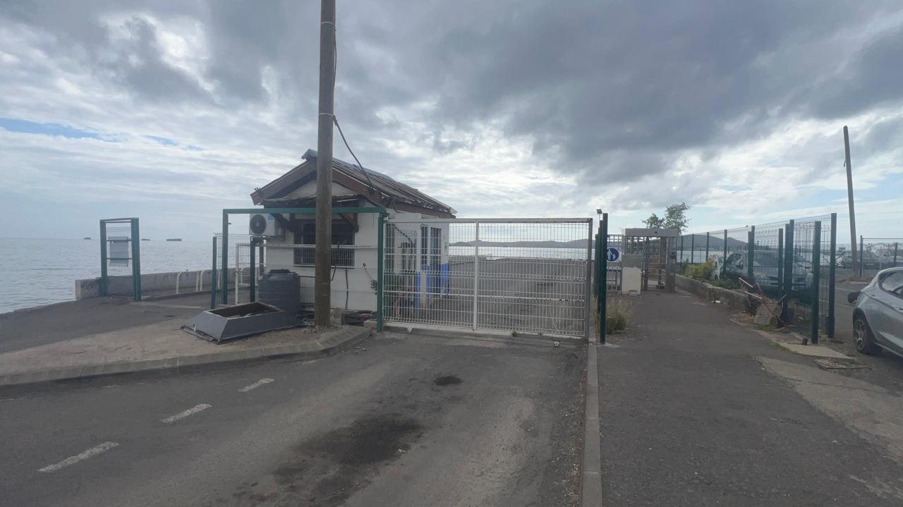 Un quai pour deux barges une situation tendue