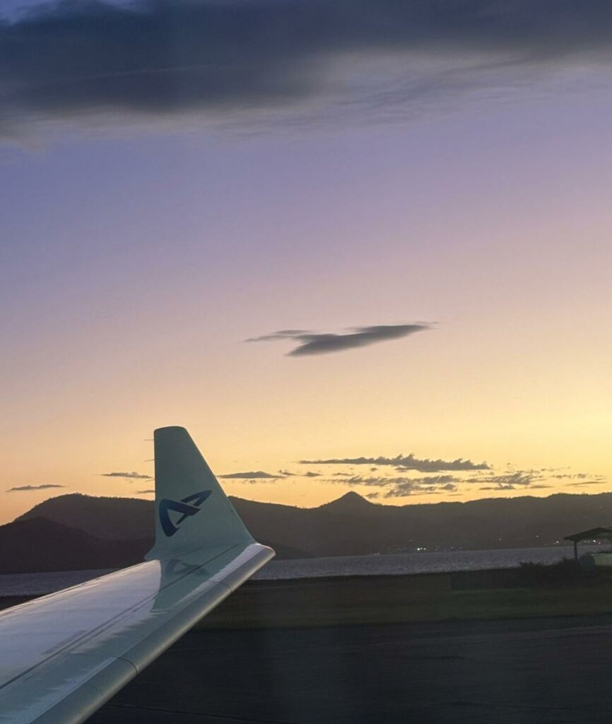 air austral aa dans le ciel du soir