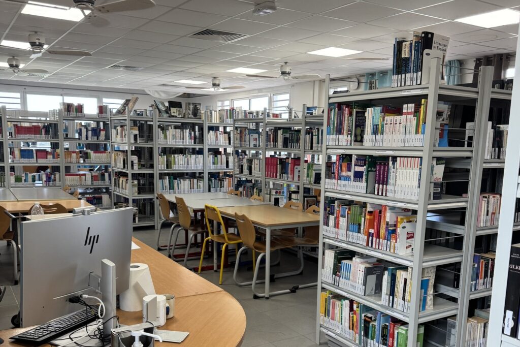 La bibliothèque universitaire rouvre ses portes après Chido et prépare un accès élargi aux ressources numériques 1 bibli universitaire apres