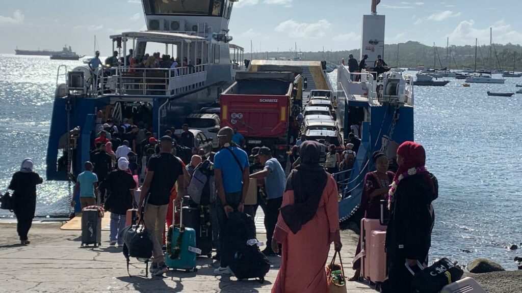 embarquement barge. 9967fb54 f781 4832 88d4 e30ae8793e2f