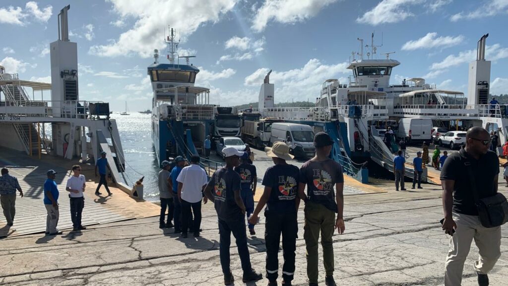 embarquement barge. a21c9c1e 3320 43de bb52 c3a4417b3574