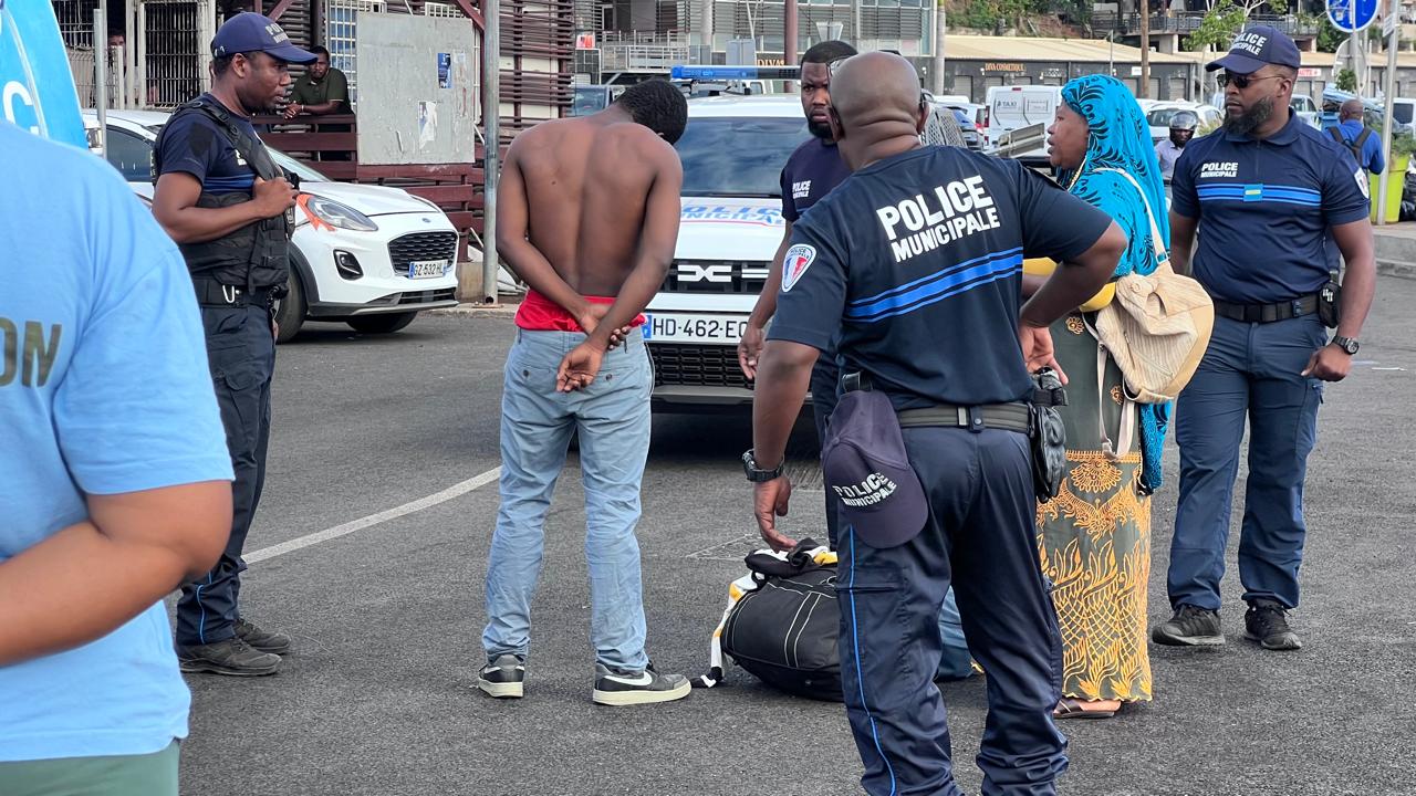 Mamoudzou : la police municipale intervient pour maitriser un homme en colère sur le quai (vidéo)