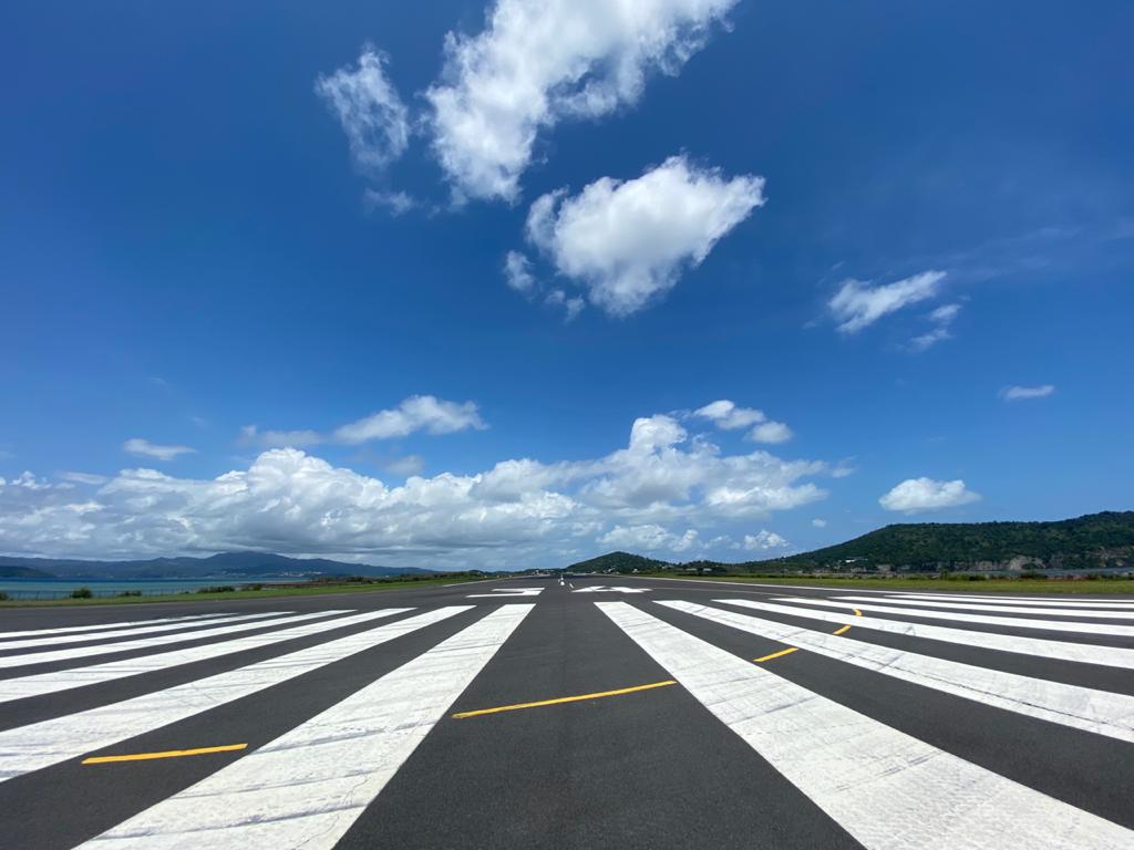 Affamé, il escalade le grillage de l’aéroport pour des mangues
