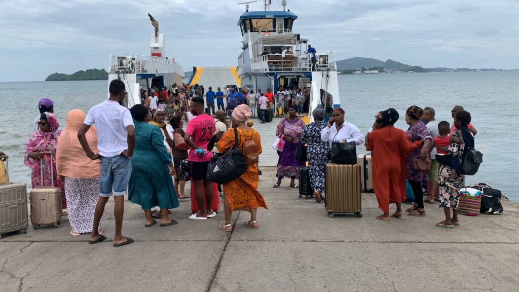 poplation qui prend la barge 8833638a 4050 4f80 9af8 9069f2bba9b3