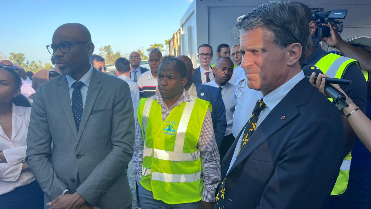 Manuel Valls visite le chantier de dessalement d’Ironi Bé mais prévient d’une attente jusqu’en 2027