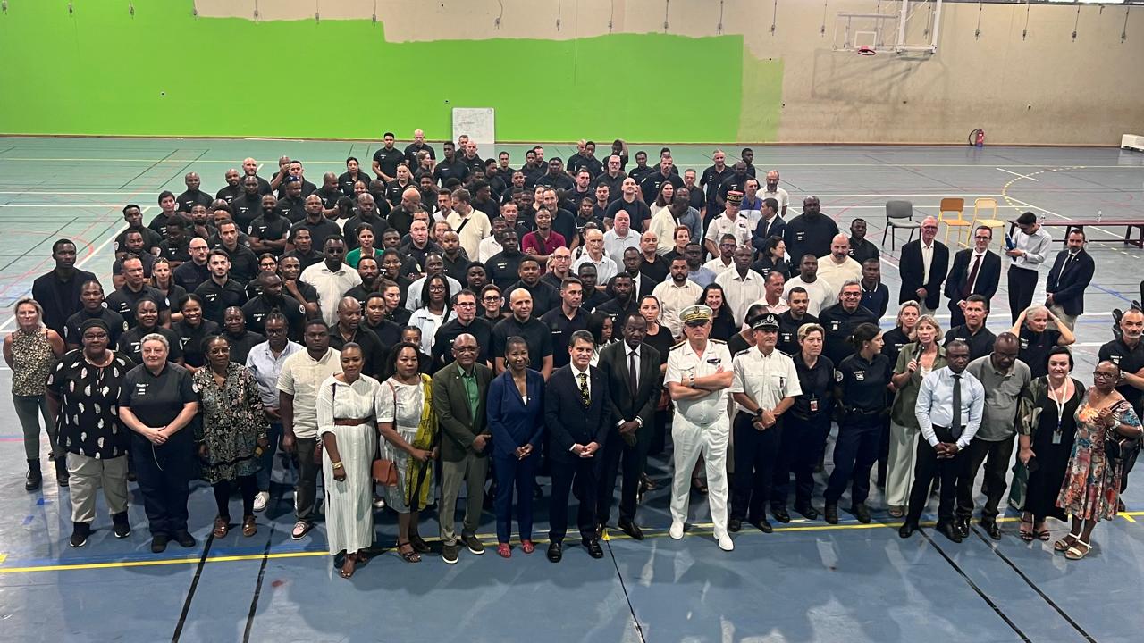 Manuel Valls salue l’engagement des policiers de la DTPN