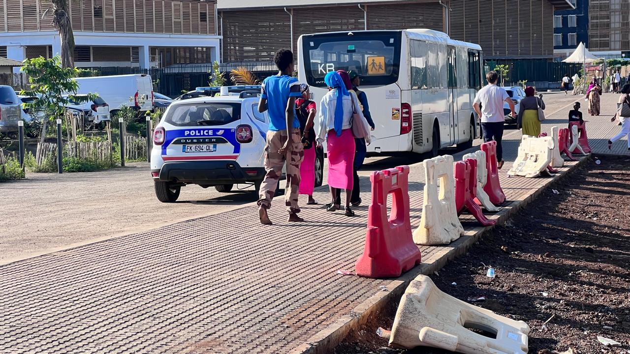 Nouvelles tensions au lycée des Lumières à l’heure de l’arrivée des élèves (vidéo)