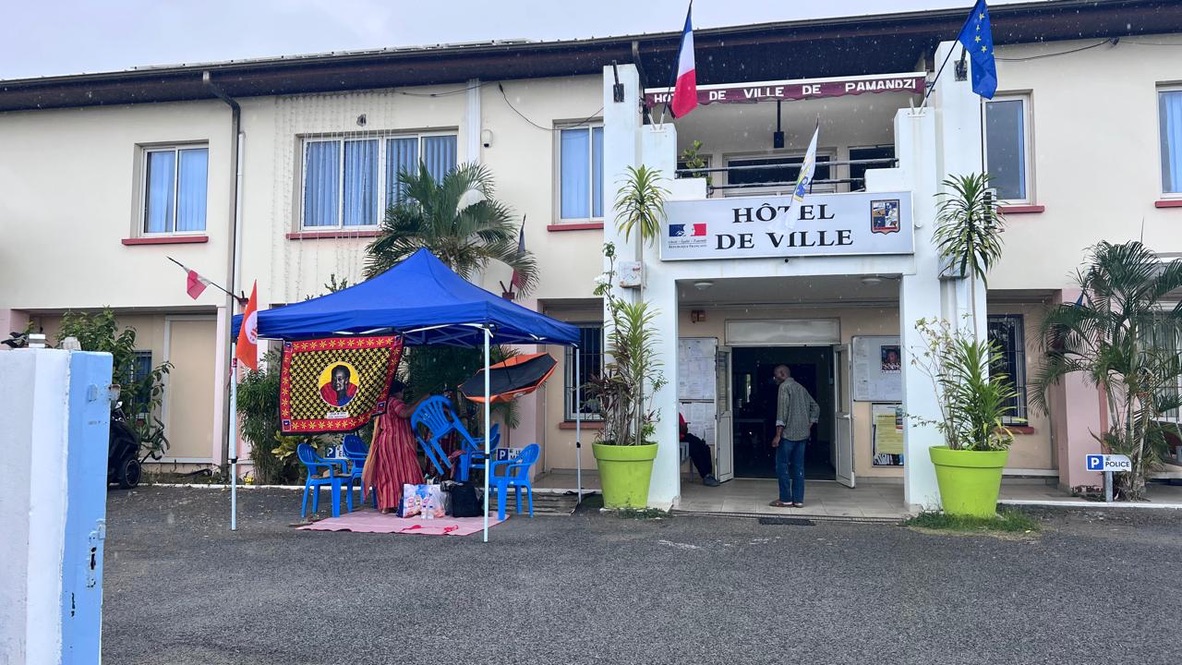 Pamandzi : en grève depuis plus de 2 mois, des agents du CCAS installés dans la cour de la mairie ont reçu une mise en demeure