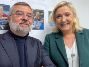 Illustration montrant les relations entre la France et les Comores, avec un focus sur l’aide financière annoncée et les réactions politiques.