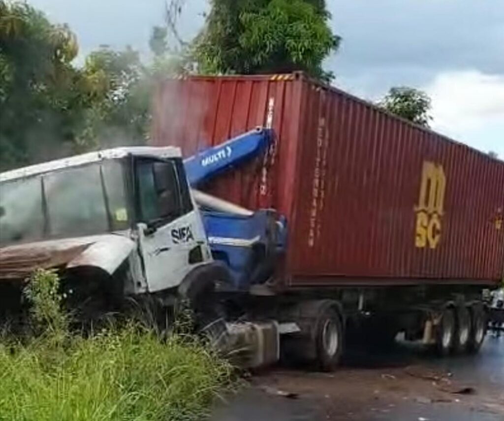 Deux poids lourds se percutent à Tsingoni 3 WhatsApp Image 2025 12 11 at 14.03.01