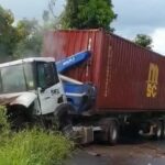 Accueil 7 Deux poids lourds se percutent à Tsingoni