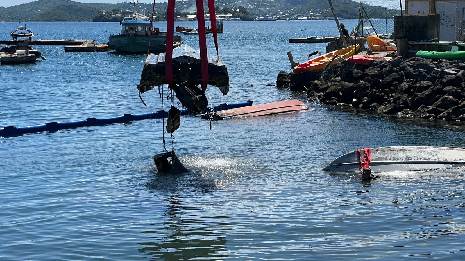 L’enlèvement des épaves dans le lagon enfin en accélération (video)