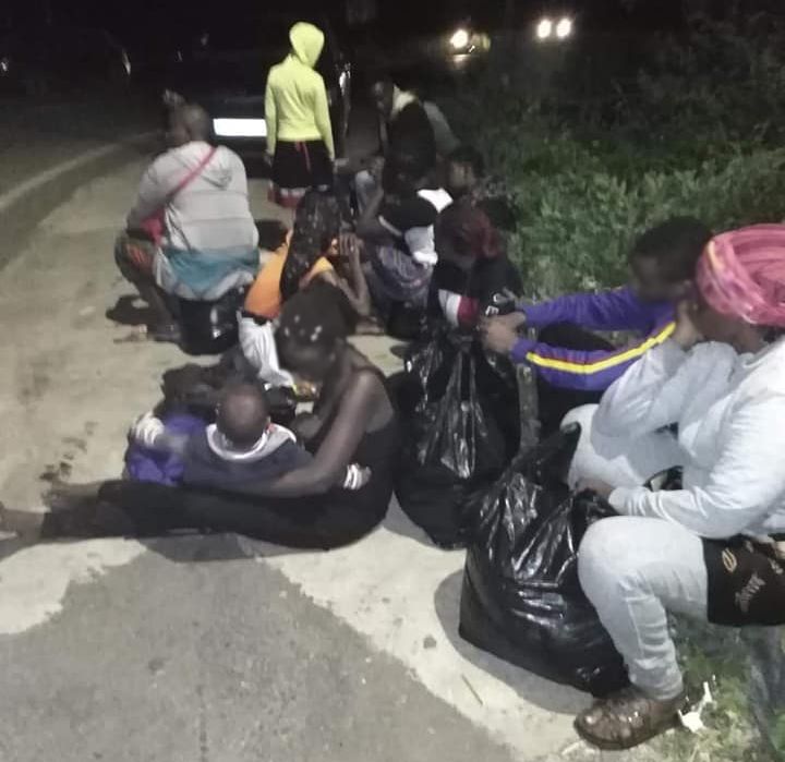 Forces de l’ordre intervenant sur la plage de Mliha après l’arrivée d’un groupe de migrants africains à Mayotte
