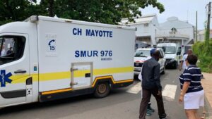 Accueil 13 Intervention des secours après un grave accident impliquant un cycliste sur la route de Longoni à Mayotte