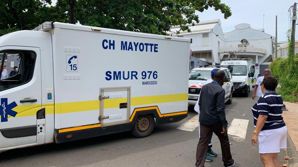 Intervention des secours après un grave accident impliquant un cycliste sur la route de Longoni à Mayotte