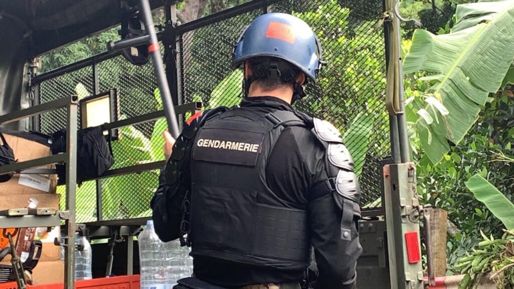 Forces de l’ordre intervenant après des affrontements entre jeunes à Koungou et Trévani à Mayotte