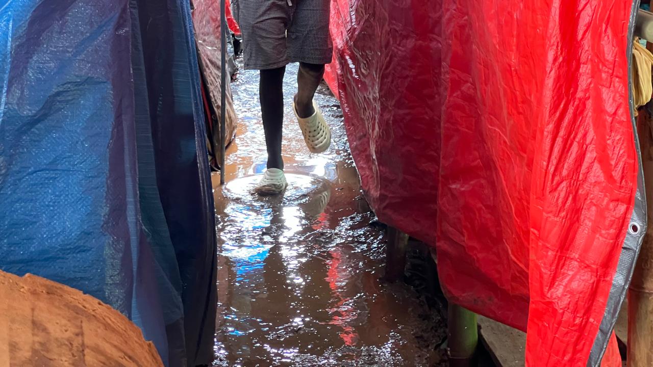 À Tsoundzou, la boue comme quotidien : immersion dans le camp africain oublié