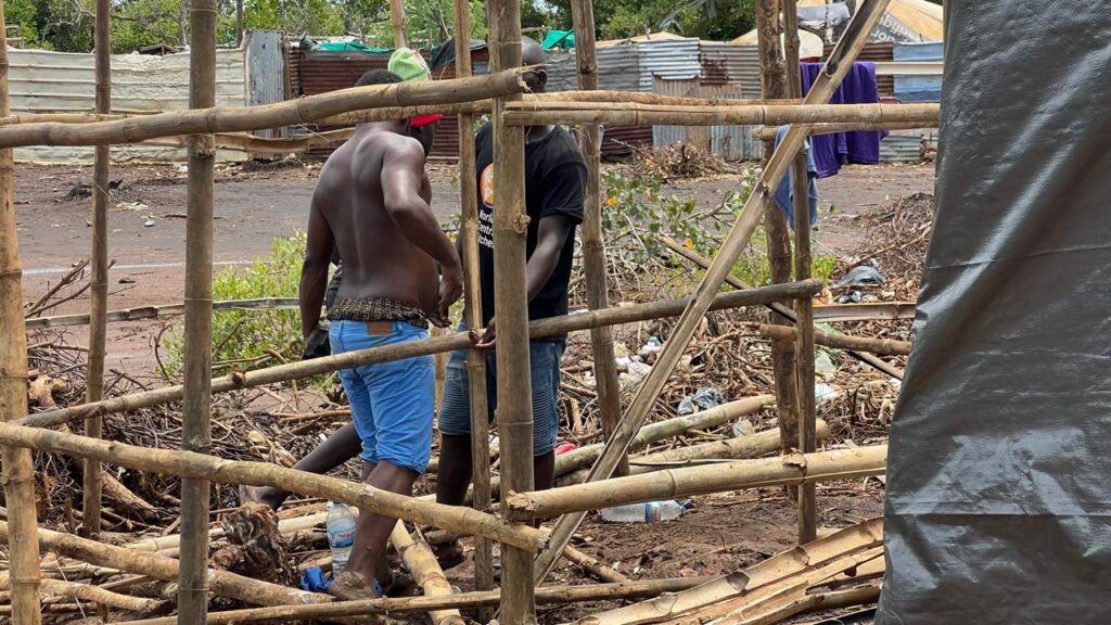 À Tsoundzou, la boue comme quotidien : immersion dans le camp africain oublié 2 WhatsApp Image 2025 12 17 at 09.43.17 1