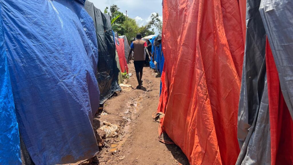 À Tsoundzou, la boue comme quotidien : immersion dans le camp africain oublié 3 WhatsApp Image 2025 12 17 at 09.43.17