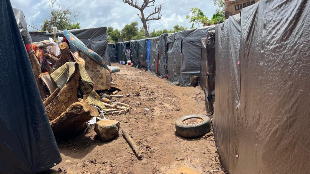 À Tsoundzou, la boue comme quotidien : immersion dans le camp africain oublié 1 WhatsApp Image 2025 12 17 at 09.43.18