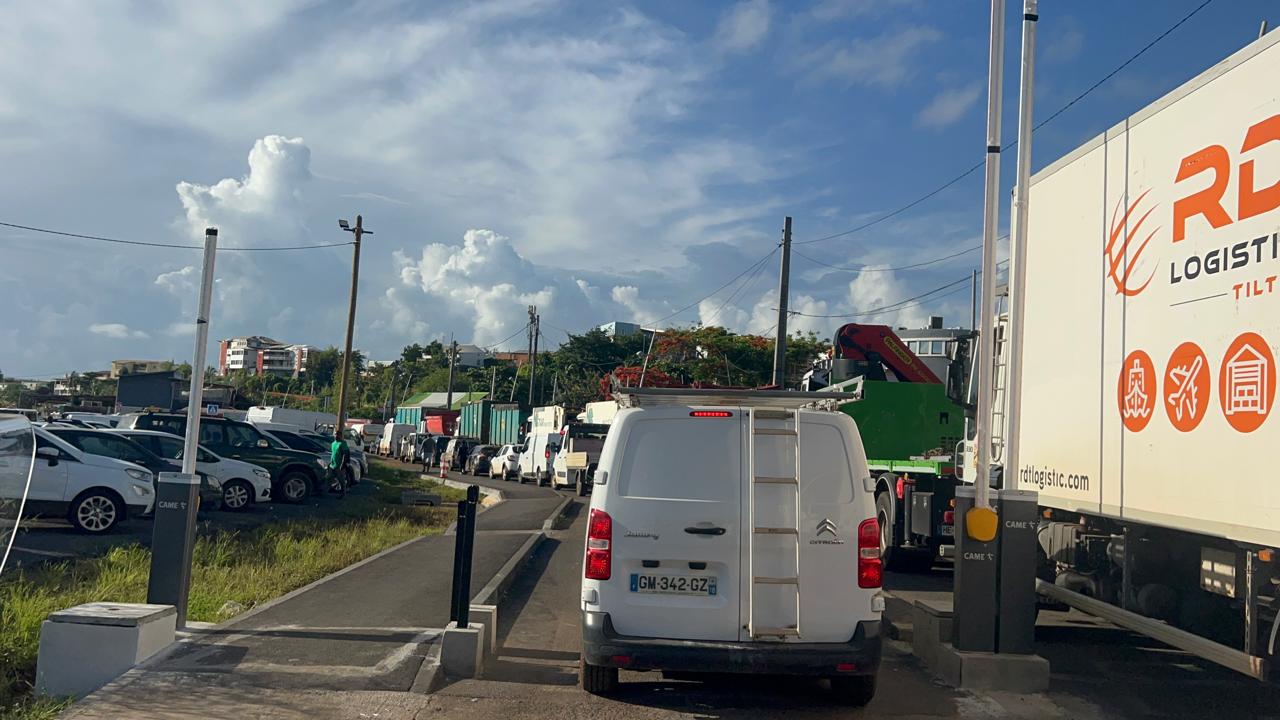 Traversées sous tension : des heures d’attente en plein soleil entre Grande et Petite-Terre