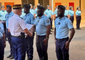 Cérémonie officielle au lycée polyvalent de Dembéni marquant l’entrée de 25 jeunes Mahorais dans la réserve opérationnelle de la Gendarmerie nationale, en présence des autorités et des familles.