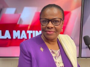 Accueil 76 Anchya Bamana, députée de Mayotte, échange avec des habitants lors d’une réunion citoyenne organisée à l’occasion du Nouvel An, dans un lieu public de la commune.