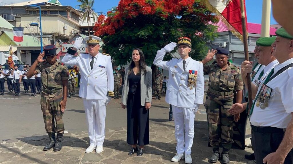 Forces de gendarmerie intervenant de nuit à proximité d’un bâtiment officiel à Mayotte après une tentative d’agression visant le préfet.