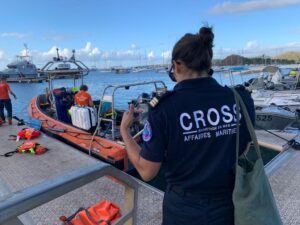 Accueil 42 Kwassa signalé au large de l’îlot Mtsamboro à Mayotte, faisant l’objet d’une opération de secours maritime pour la prise en charge de personnes en difficulté sanitaire.