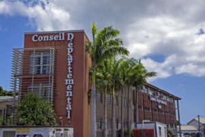 Accueil 15 Carte ou illustration institutionnelle de Mayotte après sa transformation en Département-Région, mettant en avant l’assemblée unique et la réforme juridique publiée au Journal officiel.