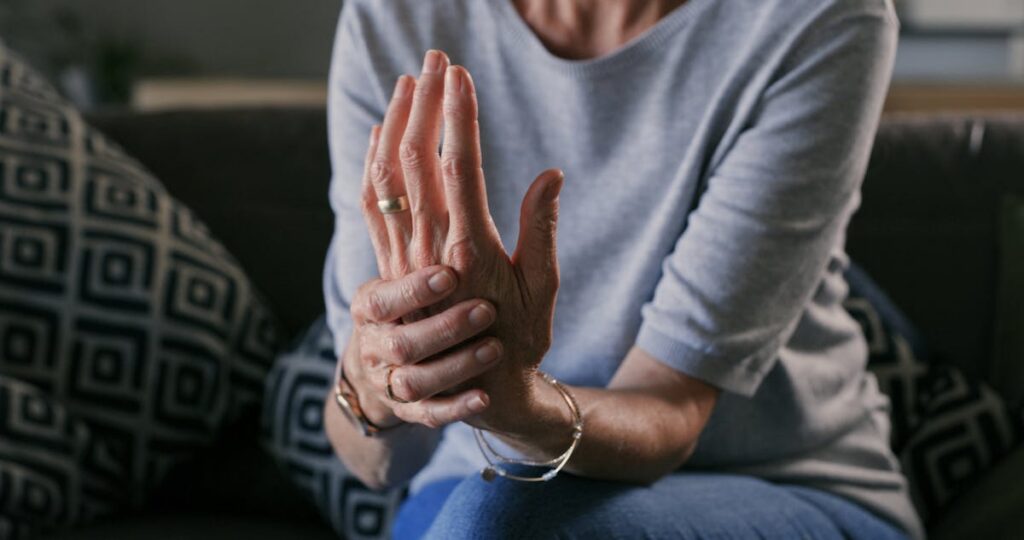 Fourmillements dans les mains : comment s'en débarrasser ? 10 fourmis dans les mains solutions