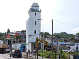 Destruction de la mosquée de vendredi de M’tsapéré en vue de sa reconstruction après les dégâts causés par un cyclone.