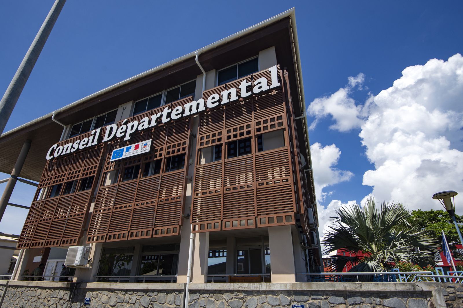 Loi et décret Mayotte, un nom changé sans statut nouveau