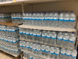 Plafonnement des prix de l’eau en bouteille à Mayotte jusqu’au 30 juin 2026 pour protéger les consommateurs post-cyclone Chido.