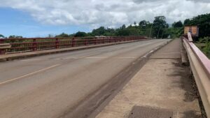 Intervention des forces de l’ordre près du pont de Kwalé à Tsoundzou 1 après des troubles et des barrages sur la chaussée.