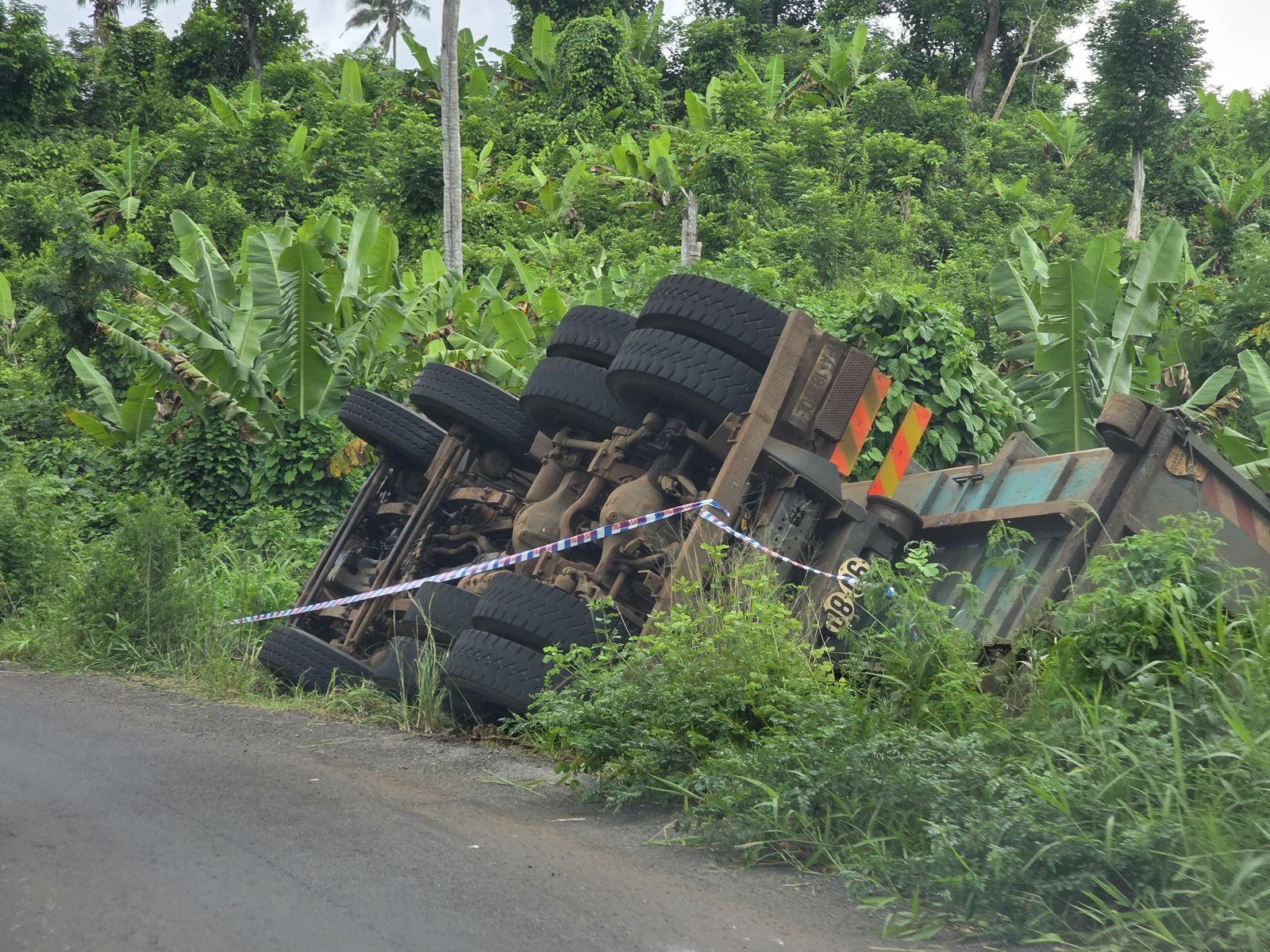 Un camion couché sur le flanc, la circulation brièvement perturbée