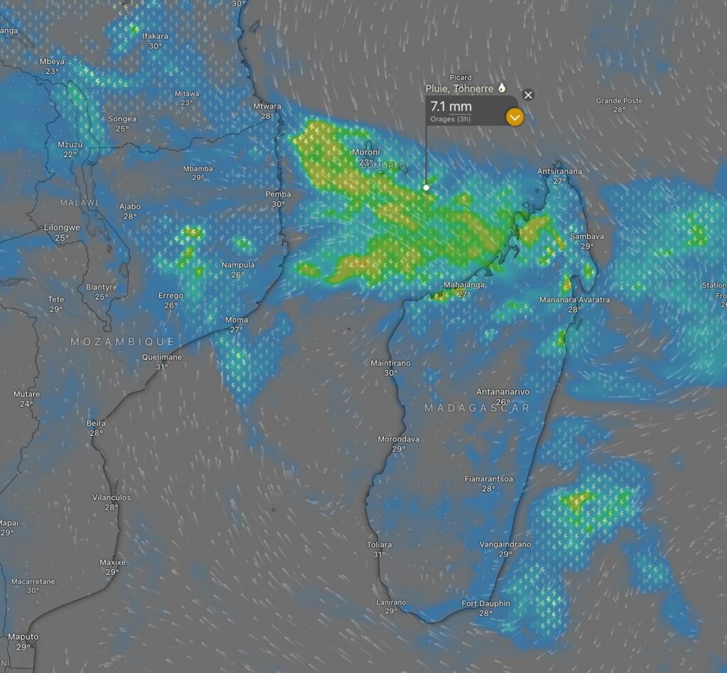 Carte de vigilance météo orange à Mayotte pour fortes pluies et orages avec risques d’inondations et de ruissellements.