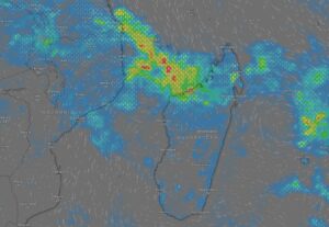 Pluies intenses et ciel orageux à Mayotte durant un épisode de vigilance orange pour fortes pluies et orages, selon Météo-France.