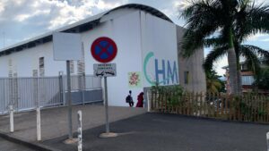 Vue urbaine de Mamoudzou illustrant un contexte d’enquête judiciaire après le décès d’un nourrisson, dans un climat d’émotion et de recueillement.