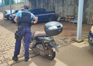 Patrouille de gendarmes dans une commune de Mayotte après des violences urbaines, dans le cadre d’une opération de sécurisation et d’enquête.