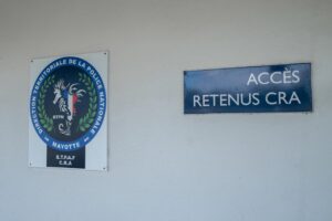 Vue de l’îlot de Mtsamboro à l’aube après l’arrivée d’un kwassa, dans un contexte de prise en charge administrative de migrants par les autorités.