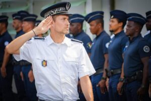 Cérémonie officielle d’installation de Hugo Arer comme directeur territorial adjoint de la Police nationale à Mayotte, en présence des autorités.